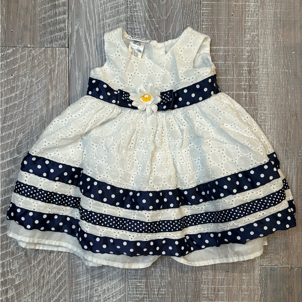 White Cotton Lace Sleeveless Dress with Blue Grosgrain Ribbon and Daisy 🌼 Detail
